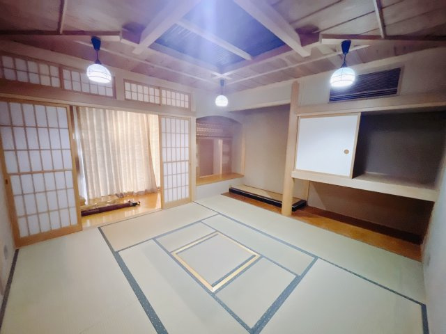 ■1階和室｜意外と場所をとるアイロンがけや、お洗濯物を畳むときにも広々と使うことができ、ちょっと一休みしたいとき、すぐに横になれるのも魅力です♪