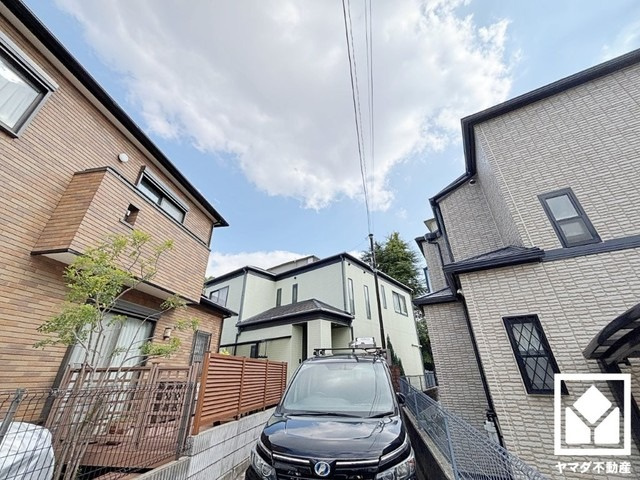 南東向きバルコニーで陽当たり、風通し良好。バルコニー・お庭とも照明付きの屋根がございますので、夜間や急な雨の日も安心です。