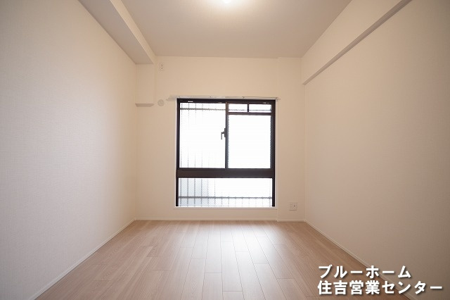 約6帖の洋室です！お部屋には収納や窓があります！