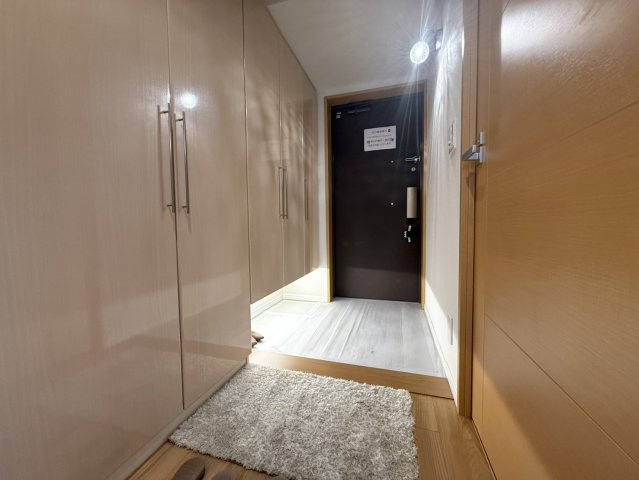 住まいの第一印象を彩る、明るく心地よい玄関空間。