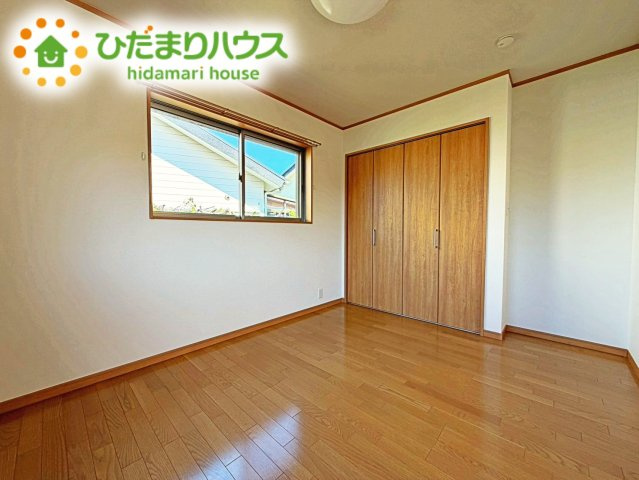 ゆとりのあるクローゼットが付いているので、お部屋もスッキリ片付き、朝の身支度もスムーズにできます。バルコニーと繋がるお部屋ですのでお布団などの大きな洗濯物もそのまま干して便利♪