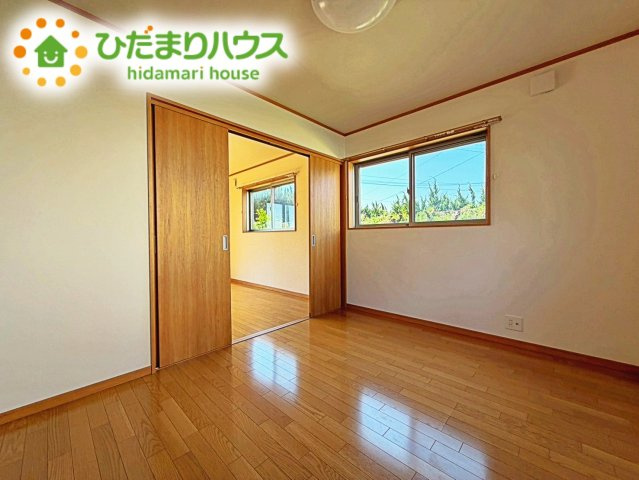 主寝室は広々していて安らげる空間に。大きな窓から光が差し込み、朝の目覚めも良さそう♪
