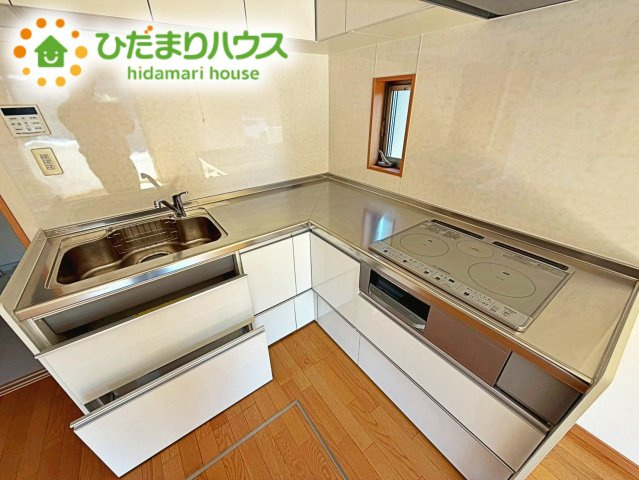 キッチンには大容量の収納を採用しております。奥までしっかりと収納として活用でき、取り出す時も手前の物をどかしたりする手間など掛かりません、キッチン周りをいつもスッキリにしておけます。
