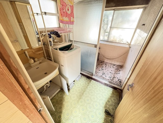 洗濯機置場は洗面スペース内に確保されており、室内設置のため天候を気にせず洗濯が可能です。窓があり自然換気もしやすく、湿気がこもりにくい点も魅力。洗面台・浴室が近く、家事動線を意識した実用的な配置です。