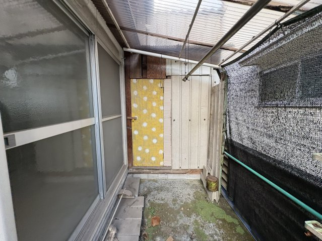 屋根付きの洗濯物干しスペースがあり天候を気にせず洗濯物を干せるのが魅力。外部からの視線を抑えやすく、プライバシー面も安心。洗濯機置場からの動線も良く、毎日の家事をスムーズにこなせる実用的な空間です。