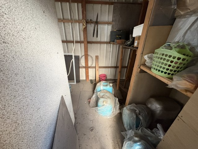 敷地内には倉庫として使えるスペースがあり工具や季節用品アウトドア用品などの保管に便利です。屋内保管のため雨風の影響を受けにくく、住居部分をすっきり保てる点も魅力。趣味用の収納場所としても活用できます。