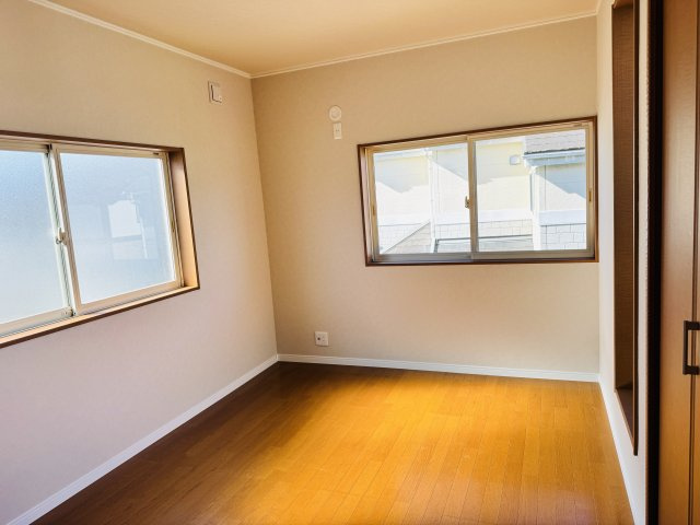 ～2階6.0帖の洋室　2面採光で明るく風通しの良いお部屋です～