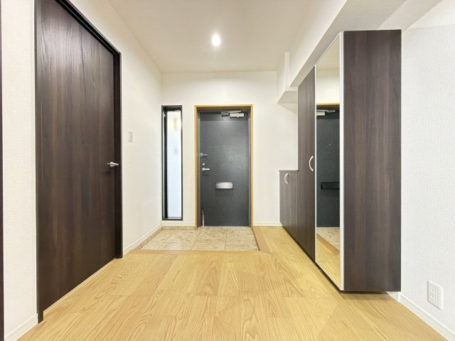 【リノベーション仕様】玄関入るとお洒落で綺麗なナチュラルの色彩です。
