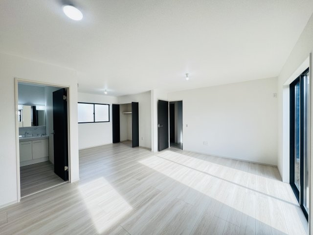 現地写真　広々20.9帖のリビングは大きめのソファ等を置いても充分な広さ！     　