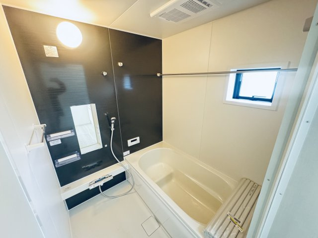 現地写真　乾燥・暖房・涼風と充実の内容！お風呂に入る前に暖房をつけておけば、寒い嫌な思いはしません。         　