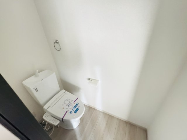 現地写真　節水タイプのウォシュレット付きトイレ、水道料節約に一役買います！       　