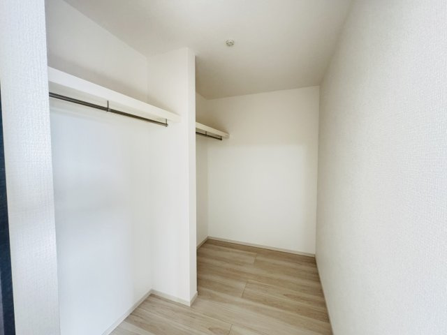 現地写真　主寝室の大型のウォークインクローゼットは収納ラクラク、お部屋スッキリ♪       　
