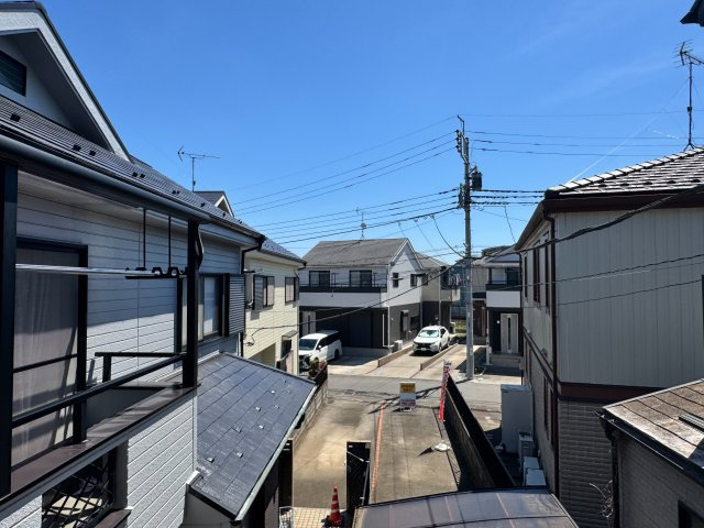周囲に高い建物がなくのびやかな眺望が広がる心地よい住環境。窓を開ければ自然の風が通り抜け開放感ある暮らしを楽しめます。　