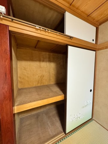 布団や季節物もすっきり収納できる押入れ付き♪収納力が高く、居室を広く使える実用的なスペースです。　