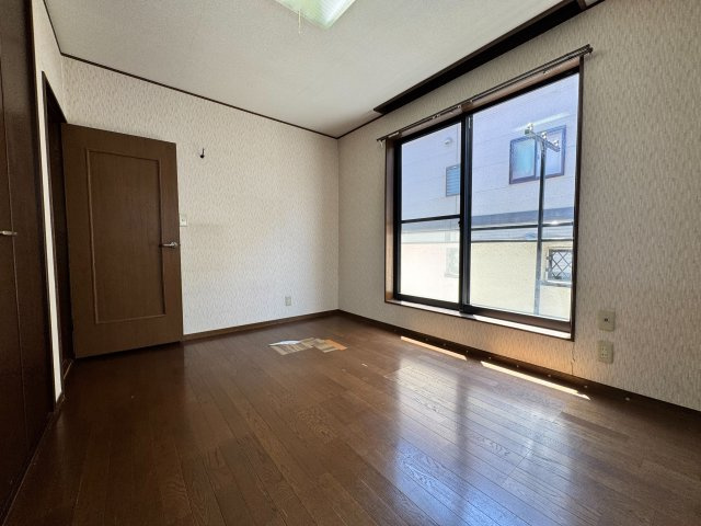 静かな時間を過ごせる洋室は、学習スペースやワークルームとしても最適。家族の暮らしの変化に合わせて、長く使える余白のある空間です。　