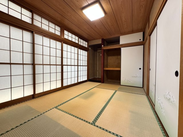 心がホッと落ち着く和室をご用意しました！床が柔らかいので小さいお子様のプレイルームや、ご両親が泊まりに来た時の客間としてなど、様々な用途で使える万能なお部屋です☆　