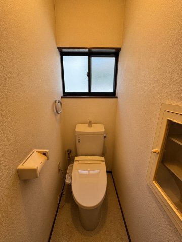 毎日使いやすい便利な仕様の温水洗浄トイレは、掃除がしやすくいつも清潔な空間に保てます♪　