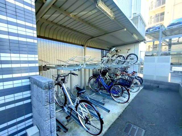 【駐輪場】　雨避けの庇が付いています。