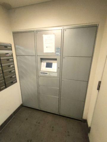 【宅配ボックス】　不在の時間が多くても、いつでも荷物の受け取りが可能です。