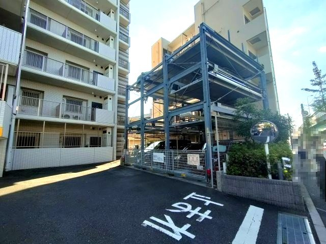 【駐車場】　駐車時にほかの車にぶつけられる心配がなく、いたずらや盗難の被害にあいにくい機械式立体駐車場。