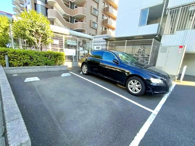 【駐車場】　お車の出し入れがしやすい平面駐車場。