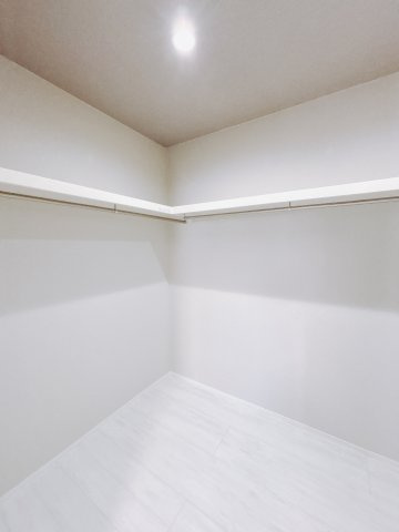 ■WIC｜お気に入りのお洋服もシワを作らずきれいに管理ができる夢のウォークインクローゼット！今お使いの収納ケースもスッポリそのまま収まる広さです♪