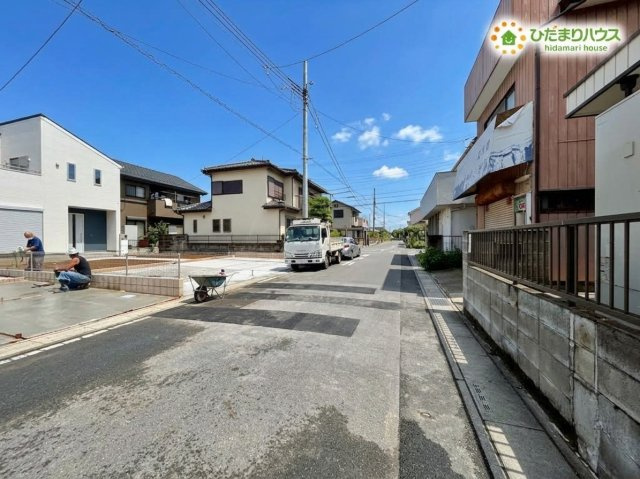 落ち着いた住宅街に位置する前面道路です！道幅がしっかりと確保されており視界もクリアなため、対向車とのすれ違いも安心しておこなえます！運転が少し苦手な方でもストレスなくスムーズにお車を駐車できますよ！