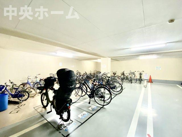 【リビングダイニング】一日の中で多くの時間を過すことになるリビングダイニングだからこそ、いつも穏やかな空間であることが必然。爽やかな通風と採光を存分に感じる事が出来る空間です。