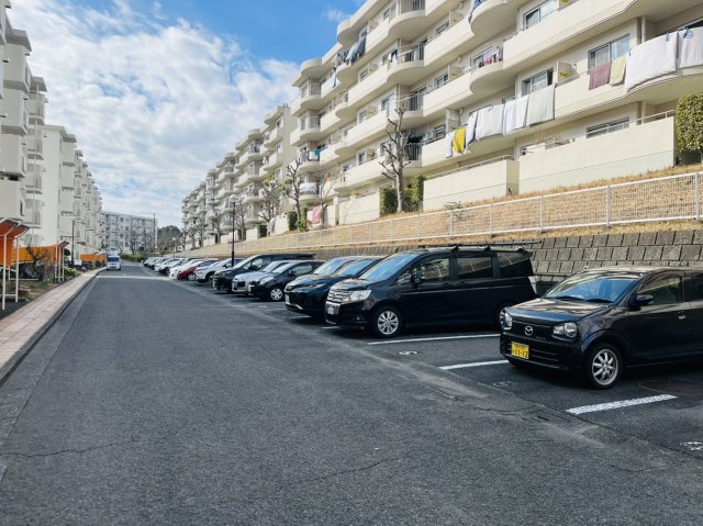 平置き駐車場で車の出し入れがしやすいです