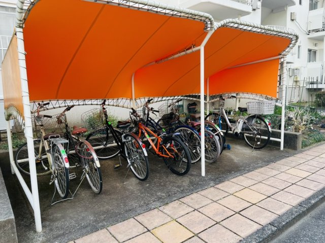 共用部分には屋根付きの駐輪場