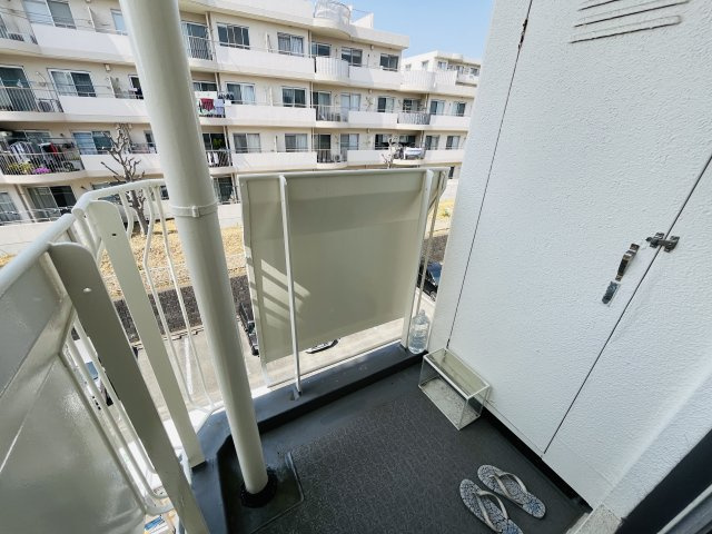 バルコニーには物置もありますので趣味の物はこちらへ
