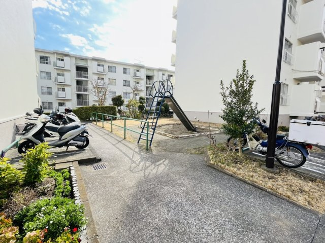 敷地内には小さな公園がありお子様のいらっしゃるご家庭にも嬉しいです