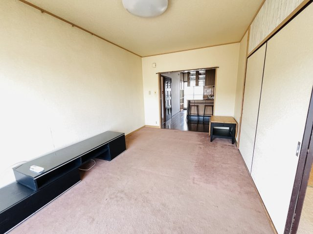 陽当り良好の洋室。室内はとても明るいです。