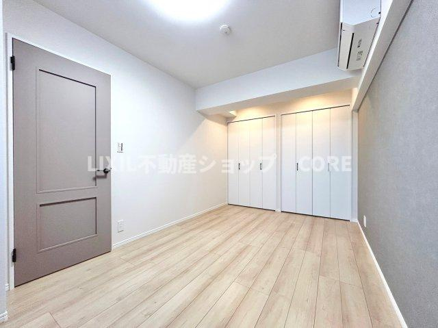 床材や建具は家具にも合わせやすい落ち着いた色合いになっております。