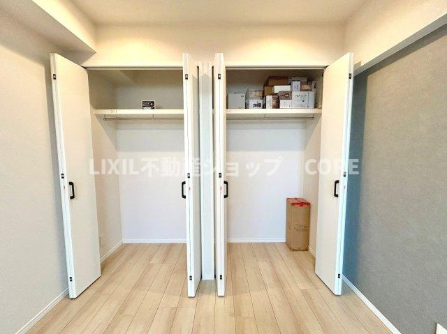 奥行きもあるので、収納ボックスをそのままクローゼットの中へ。部屋にものが出ずスッキリ。