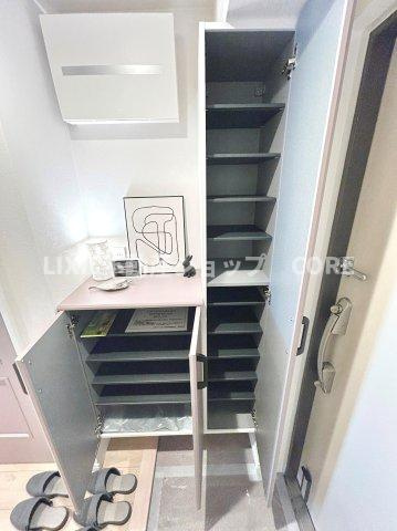 下駄箱は可動棚タイプになっていますので、脚の長いブーツや長靴もたっぷり収納いただけます。