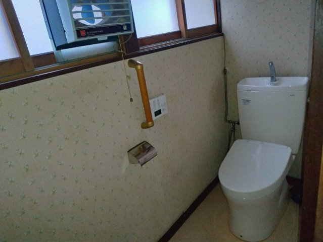 清潔感のあるトイレ空間で、窓付きのため自然換気が可能です。明るさも確保されており、閉塞感を感じにくいのがポイント。手すりも設置されているため、ご年配の方にも安心してお使いいただけます。