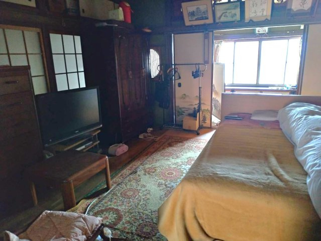 襖で仕切られた和室は、用途に応じて空間を分けたり広く使ったりと柔軟に対応可能です。採光も確保されており、明るく心地よい空間。家族団らんや来客時の応接スペースとしても活躍する一室です。