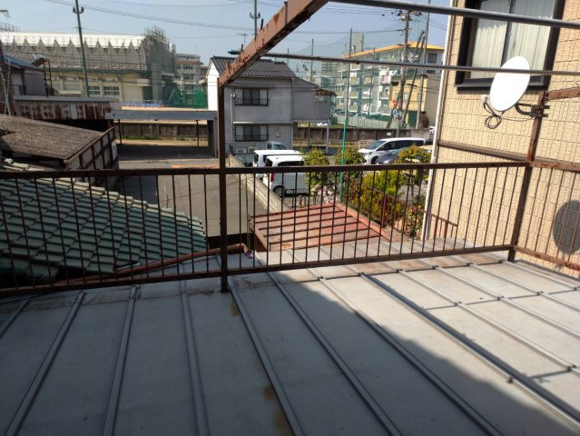 日当たりの良いバルコニーで、洗濯物もしっかり乾きやすい環境です。開放感があり、周囲の建物との距離感も程よく確保されています。外の空気を感じながら気軽にリフレッシュできるスペースとしても活用可能です。