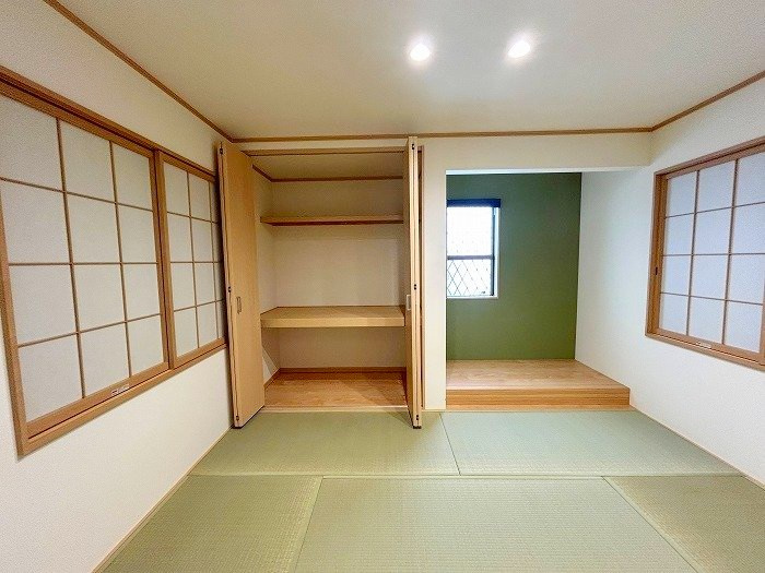 キッチンの正面に位置した和室なので小さなお子様を見守りながら家事ができます！