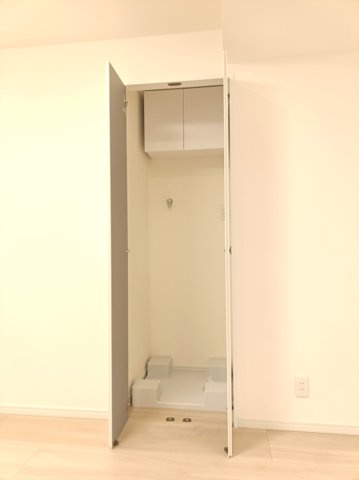 【室内洗濯機置き場】　洗面所ではなく、リビングに独立して洗濯機置き場がございます。入浴中のご家族と被ることなく洗濯機を使えるので便利です。
