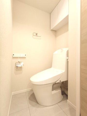【トイレ】　洗浄機能付きトイレ。上部には収納付で、トイレットペーパー等、買い置きもしやすそうです。