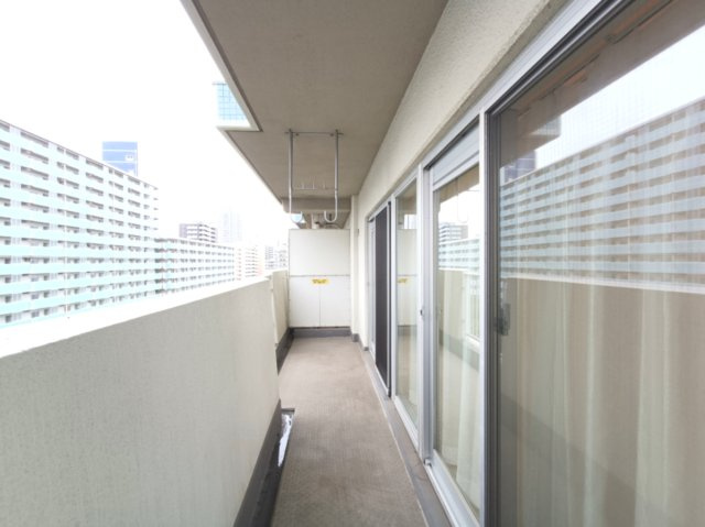 【バルコニー】　南東向きバルコニー。朝日をしっかり浴びることができます。