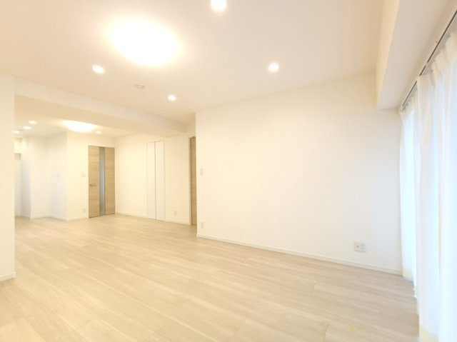 【LDK約18.3帖】　ゆとりある暮らしと心地よい住環境が紡ぐ贅沢な時間をご家族でお過ごしくださいませ。