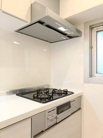 【3口コンロ】　3口コンロ、グリル付きでお料理のレパートリーも増えそうです。