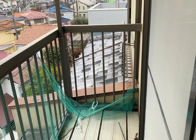バルコニーは、室外の専用スペースのうち、「屋根がなく開放された空間」であるものを指します。ベランダより広いタイプのものが多く、日当たりもよいため家庭菜園などを楽しみたい人にとって適した環境となります。
