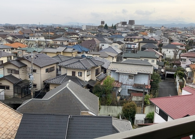 眺望を気にして物件を探す場合、前面に建物が建っていないか現地で確認しましょう！前面に建物があると景色はもちろん、日当たりや風通しにも影響が出てきます。住んだ時のことを想像しながら現地見学をしましょう。