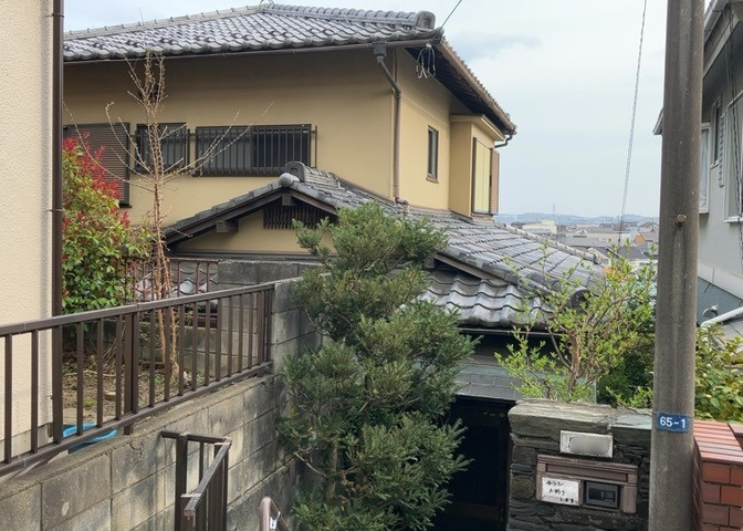 住宅用の土地では前面道路に2m以上接していなければならないと法律で定められています。しかし、お持ちの車のサイズやライフスタイルなどにより、2mでは利便が悪い場合もございますので、事前に確認しましょう。