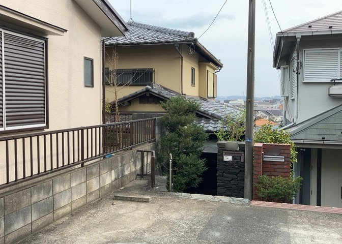 お持ちの車種によっては前面道路が広い方が便利でしょう。しかし、前面道路が広ければその分交通量が多くなるため、騒音などが気になる場合があります。実際に現地を見学し、周辺交通量や騒音などを確認しましょう！