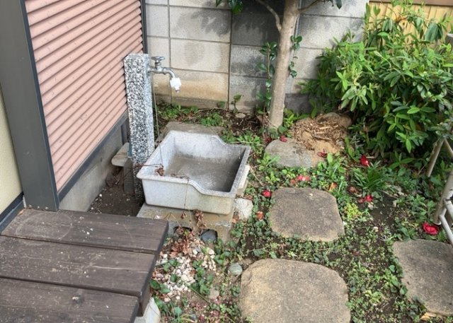 敷地内に散水栓や立水栓があると便利です。水道水を直接利用できるため、水を運ぶ手間を省くことが出来ます。大量の水を必要とする洗車作業や清掃などに役立ちます。その他設備とあわせて、現地でご確認ください。